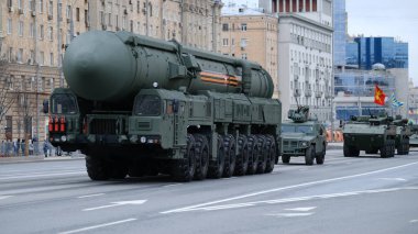 Moskova, Rusya Federasyonu, 05.09.2021: Zafer Günü 'ne adanmış askeri teçhizat geçidi şehrin merkez caddelerinde olabilir.