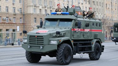 Moskova, Rusya Federasyonu, 05.09.2021: Zafer Günü 'ne adanmış askeri teçhizat geçidi şehrin merkez caddelerinde olabilir.