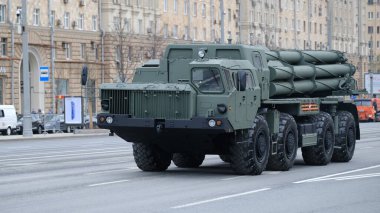 Moskova, Rusya Federasyonu, 05.09.2021: Zafer Günü 'ne adanmış askeri teçhizat geçidi şehrin merkez caddelerinde olabilir.