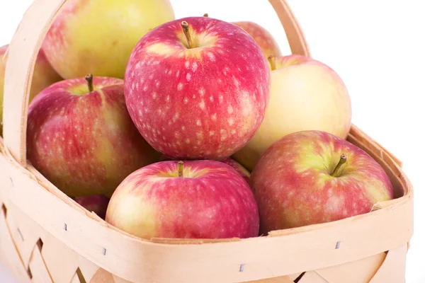 Крупный план свежих яблок в корзине, на белом — стоковое фото