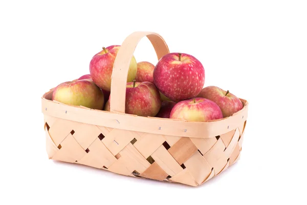 Pommes fraîches dans un panier en bois, sur fond blanc — Photo