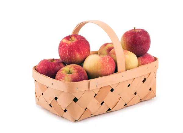 Pommes dans un panier en bois, sur blanc — Photo