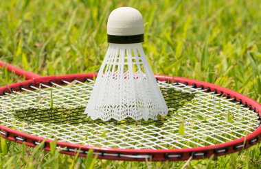 Badminton raket çim üzerinde raketle