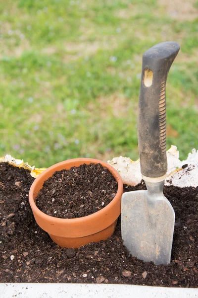 Ceramiczne doniczki i kielnia w torbie wierzchniej warstwy gleby, pojęcie start ogrodnictwo i sadzenia sezon — Zdjęcie stockowe