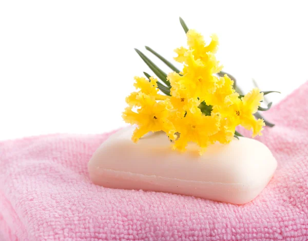 粉色，柔软，肥皂洗布带黄色的野花在上面，在白色背景上 — 图库照片