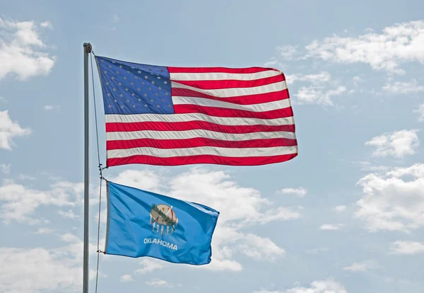 Drapeaux des États-Unis et de l'Oklahoma Images De Stock Libres De Droits