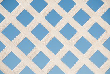 Beyaz kafes tahta mavi gökyüzü karşı