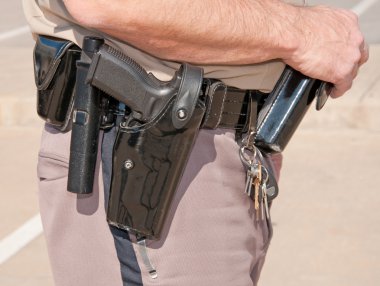 Bir Şerif'in deputys siyah rugan görev kemer holsters ve klipleri ile yan görünüm