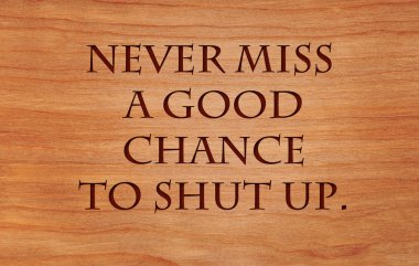 -Kes sesini için iyi bir fırsat kaçırmayın belirten bir eski ahşap meşe zemin üzerine