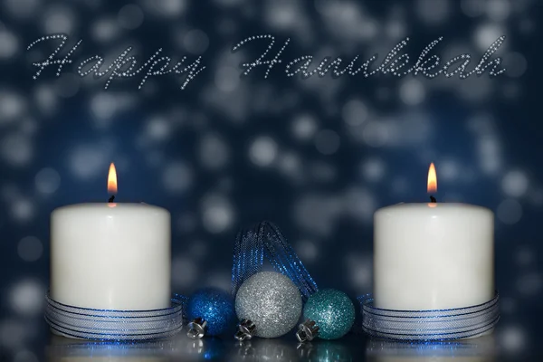 Due candele con nastro blu e decorazioni con sfondo sognante e felice Hanukkah testo in stelle — Foto Stock