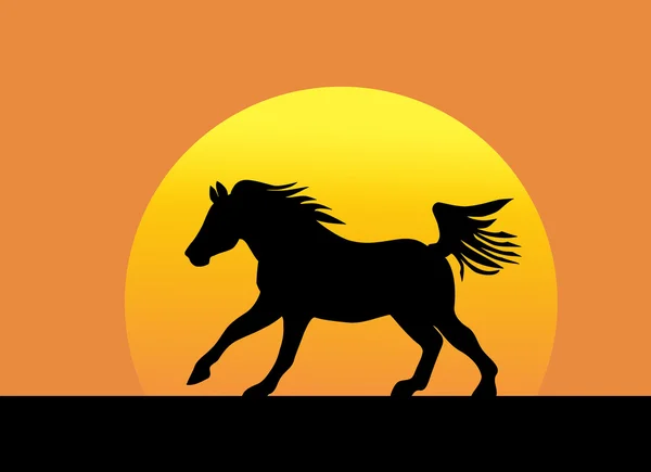Скачущий силуэт лошади против заходящего солнца — стоковое фото