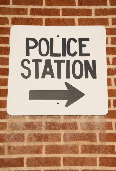 Polisstation tecken i liten stad på landsbygden — Stockfoto