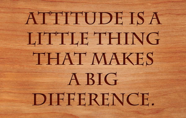 Atitude é uma pequena coisa que faz uma grande diferença - citação em fundo de carvalho vermelho de madeira — Fotografia de Stock