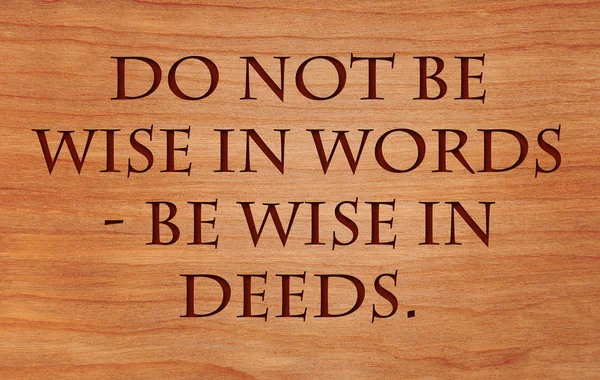 Nie być mądry w słowa - mądry w czyny - motywacyjny przysłowie żydowskie na tle drewniane dąb czerwony — Zdjęcie stockowe