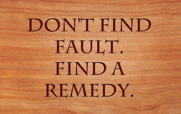 Não descubras culpa. Encontre um remédio - citação em fundo de carvalho vermelho de madeira — Fotografia de Stock