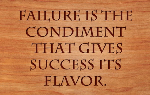 Scheitern ist das Gewürz, das dem Erfolg seinen Geschmack verleiht - Zitat auf rotem Eichenholz-Hintergrund — Stockfoto
