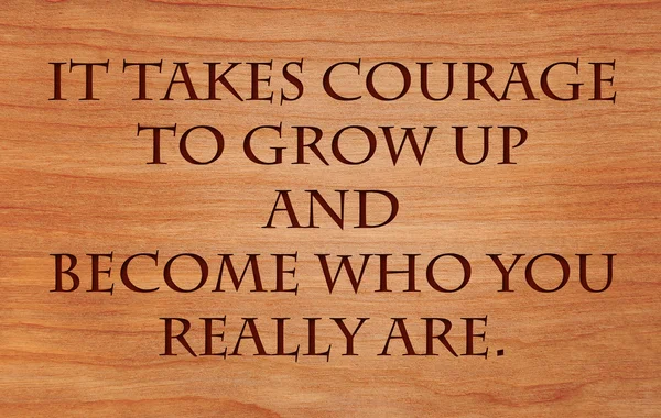 It takes courage to grow up and become who you really are - quote on wooden red oak background — Stock Photo, Image