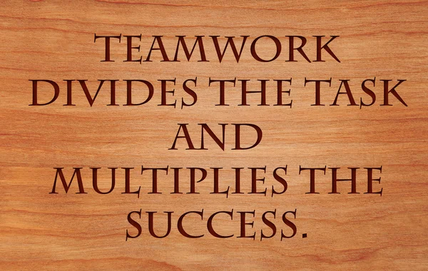 Teamwork divides the task and multiplies the success - quote by unknown author on wooden red oak background — Stock Photo, Image