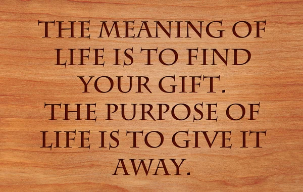 Le sens de la vie est de trouver votre don. Le but de la vie est de la donner - citation de l'auteur inconnu sur le rouge de bois — Photo