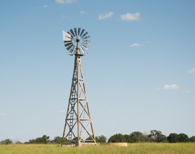 Yüksek rüzgarlar dönüm kanatları ile temelini watertank ile Windpump