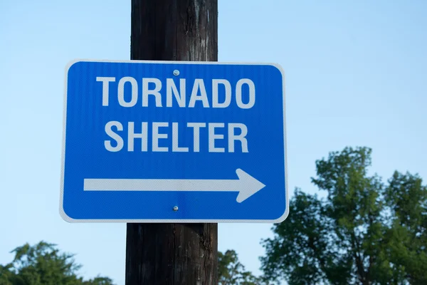 Tornado shelter teken om te begeleiden mensen naar veiligheid in noodgevallen tornado — Stockfoto