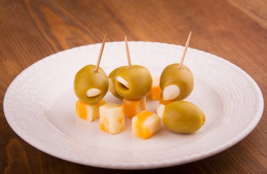 Dolgulu Yeşil Zeytin peynir küpleri ile