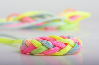 Dekoratif bir düğüm örgülü Paracord