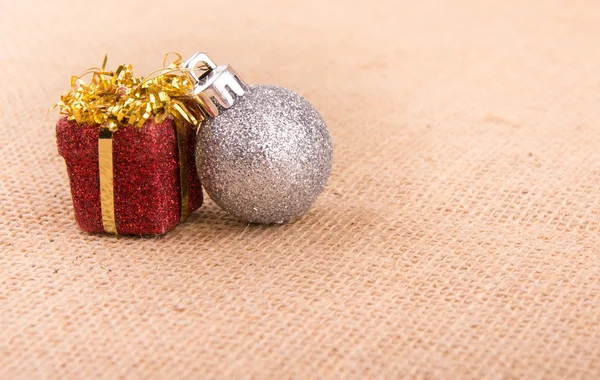 Två Christmas Ornament på säckväv — Stockfoto