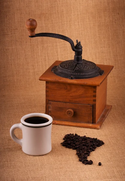 Taza de café y granos en forma de América del Sur —  Fotos de Stock