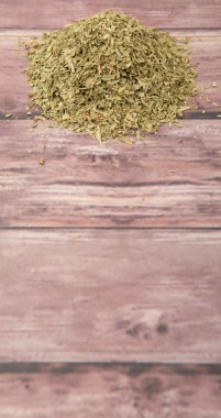 Ahşap arka plan üzerinde kurutulmuş tarhun otlar