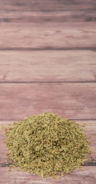 Ahşap arka plan üzerinde kurutulmuş tarhun otlar