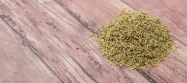 Ahşap arka plan üzerinde kurutulmuş tarhun otlar