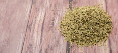 Ahşap arka plan üzerinde kurutulmuş tarhun otlar