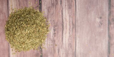 Kurutulmuş tarhun otlar