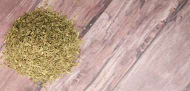 Ahşap arka plan üzerinde kurutulmuş tarhun otlar