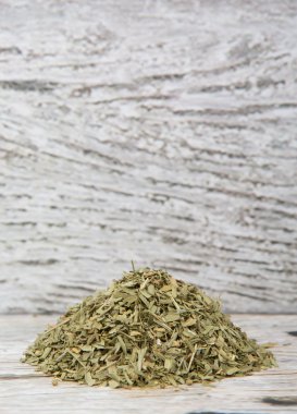 Ahşap arka plan üzerinde kurutulmuş tarhun otlar