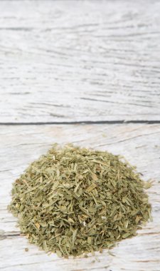 Ahşap arka plan üzerinde kurutulmuş tarhun otlar