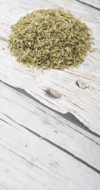 Ahşap arka plan üzerinde kurutulmuş tarhun otlar