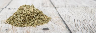 Ahşap arka plan üzerinde kurutulmuş tarhun otlar