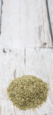 Ahşap arka plan üzerinde kurutulmuş tarhun otlar