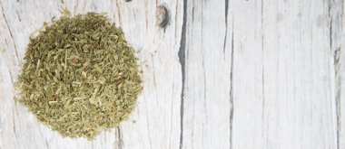 Ahşap arka plan üzerinde kurutulmuş tarhun otlar