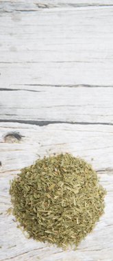 Ahşap arka plan üzerinde kurutulmuş tarhun otlar