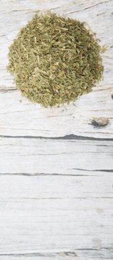 Ahşap arka plan üzerinde kurutulmuş tarhun otlar