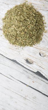 Ahşap arka plan üzerinde kurutulmuş tarhun otlar