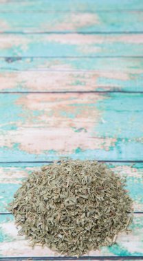 Ahşap arka plan üzerinde kurutulmuş tarhun otlar