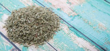 Ahşap arka plan üzerinde kurutulmuş tarhun otlar