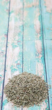 Ahşap arka plan üzerinde kurutulmuş tarhun otlar