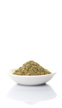 Beyaz arka plan üzerinde beyaz kase otlar tarhun kurutulmuş