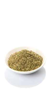 Beyaz arka plan üzerinde beyaz kase otlar tarhun kurutulmuş