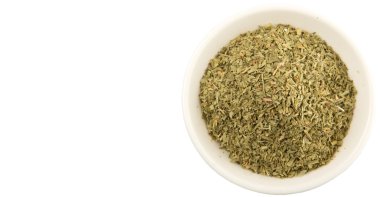 Beyaz arka plan üzerinde beyaz kase otlar tarhun kurutulmuş